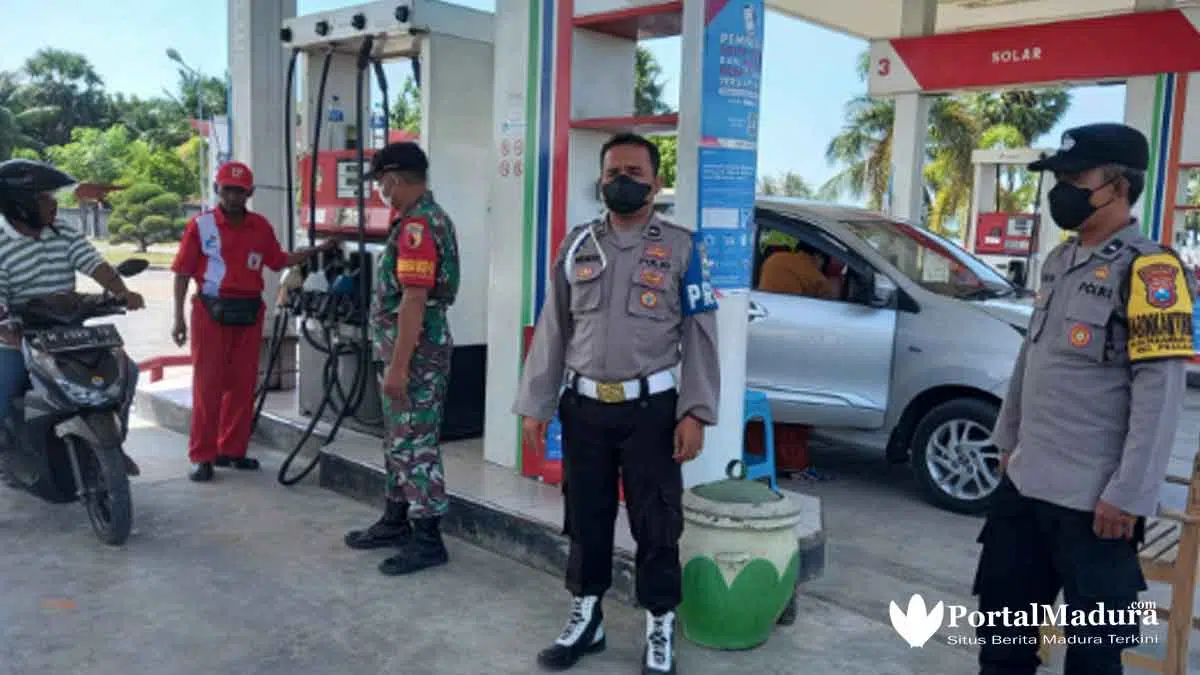 Harga BBM Naik, TNI-Polri Kompak Jaga SPBU di Sumenep