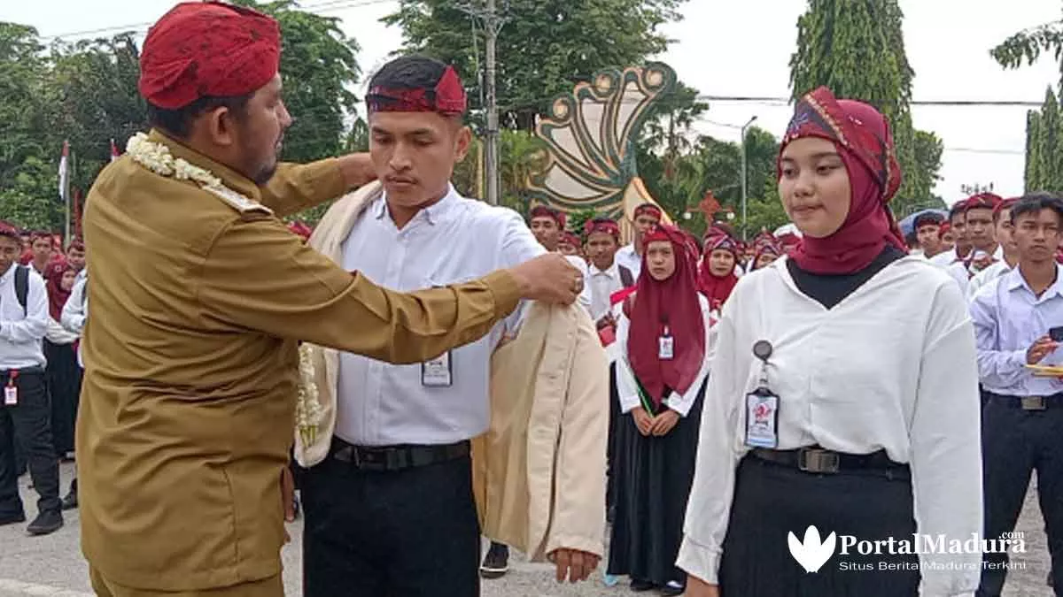 Bupati Sumenep Kenalkan “Bismillah Melayani” bagi Mahasiswa Baru dengan Yel
