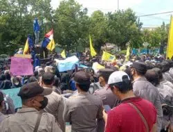 Demo PMII Sumenep Tolak Kenaikan BBM Tiba di Gedung Dewan