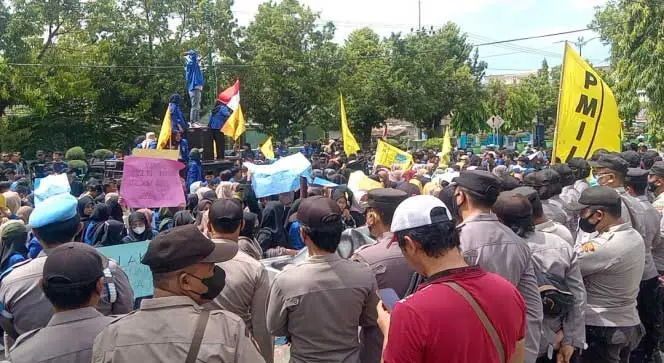 Demo PMII Sumenep Tolak Kenaikan BBM Tiba di Gedung Dewan