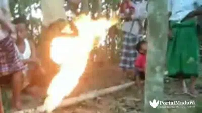 Gas Alam Keluar Saat Pengeboran Sumur Warga Sampang