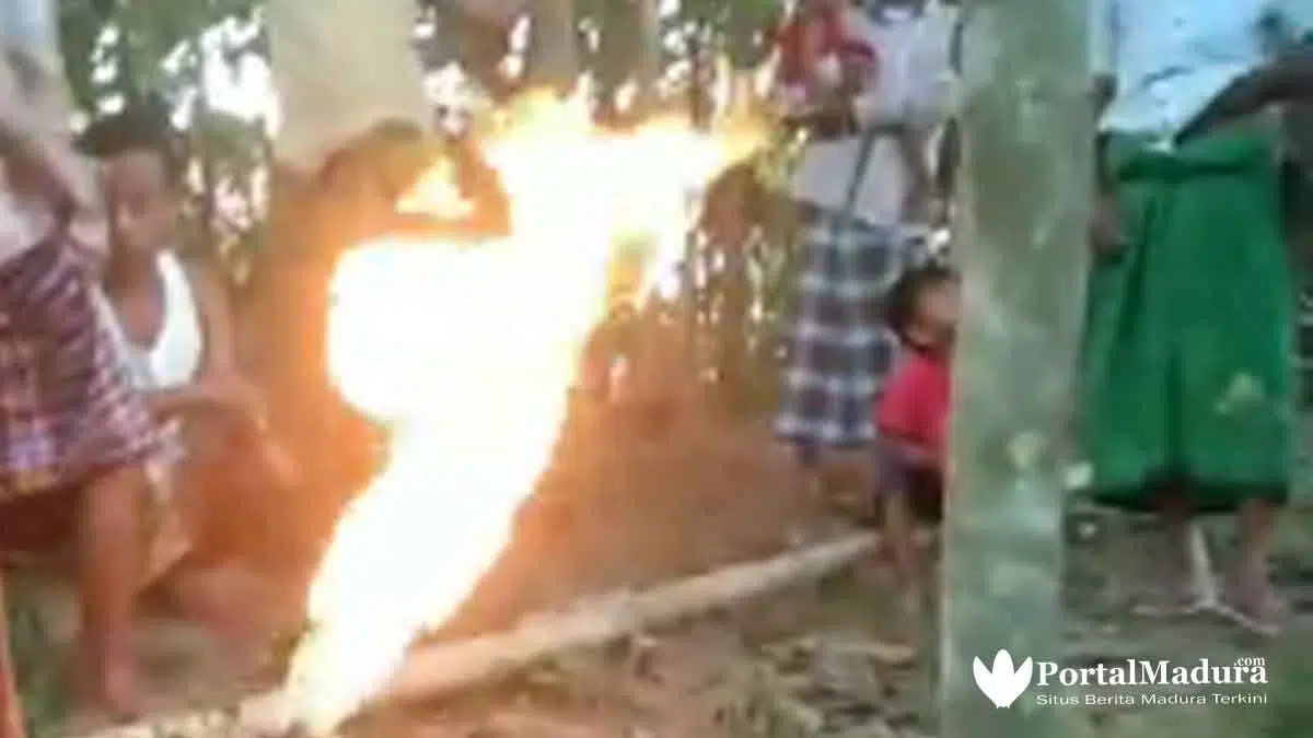 Gas Alam Keluar Saat Pengeboran Sumur Warga Sampang