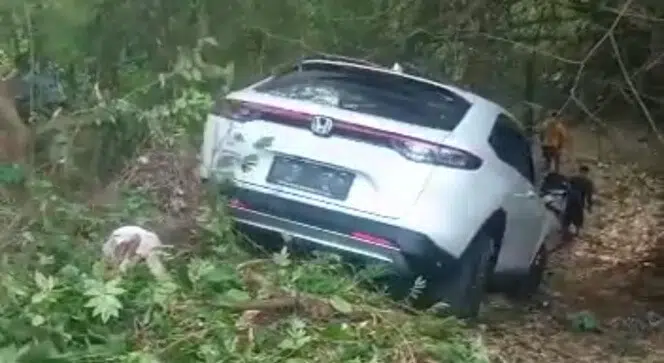 HRV Putih Terjun Bebas ke Jurang