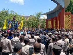 Massa PMII Tolak Kenaikan BBM Memaksa Masuk Kantor Bupati Sumenep