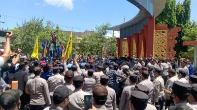 Massa PMII Tolak Kenaikan BBM Memaksa Masuk Kantor Bupati Sumenep