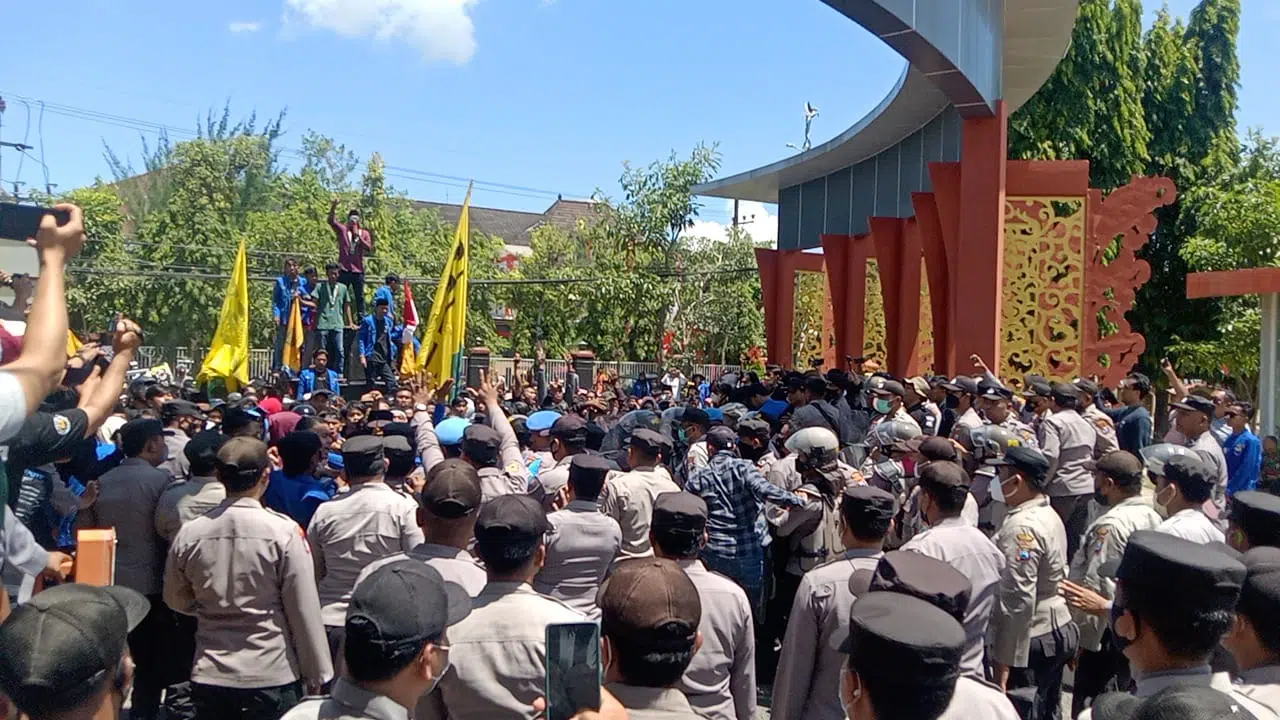 Massa PMII Tolak Kenaikan BBM Memaksa Masuk Kantor Bupati Sumenep