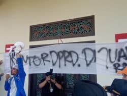 Tolak Kenaikan BBM, Massa PMII Pasang Sarkasme “Kantor DPRD Sumenep Dijual Rakyat”