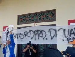 Tolak Kenaikan BBM, Massa PMII Pasang Sarkasme “Kantor DPRD Sumenep Dijual Rakyat”