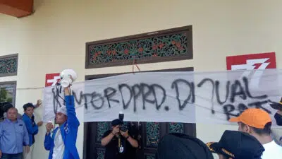 Tolak Kenaikan BBM, Massa PMII Pasang Sarkasme “Kantor DPRD Sumenep Dijual Rakyat”