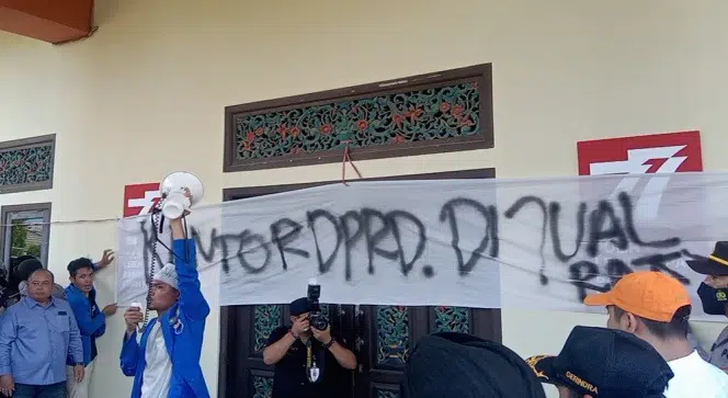 Tolak Kenaikan BBM, Massa PMII Pasang Sarkasme "Kantor DPRD Sumenep Dijual Rakyat"