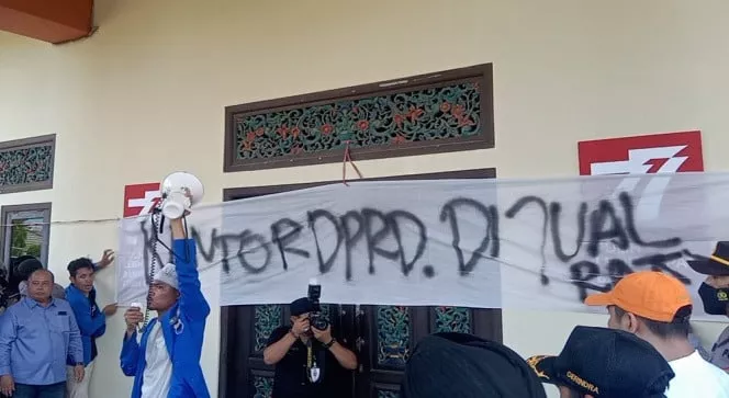 Tolak Kenaikan BBM, Massa PMII Pasang Sarkasme “Kantor DPRD Sumenep Dijual Rakyat”