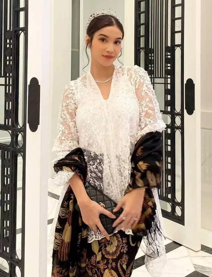Inspirasi Model Kebaya Brokat Terbaru - Portalmadura.com Kebaya Brokat Putih dengan Selendang