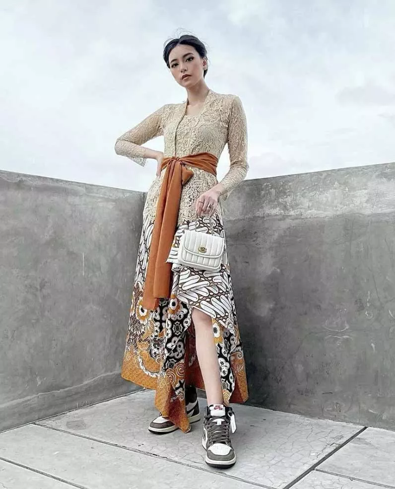 Inspirasi Model Kebaya Brokat Terbaru - Portalmadura.com Kebaya Brokat dan Sneakers