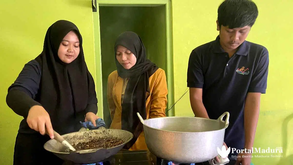 Mahasiswa Unija Ajari Buat Kopi Jamu Bagi Warga Juruan Daya