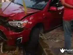 Mobil Outlander Sport Tabrak Pemotor hingga Seruduk Pagar Rumdis Bupati Sumenep