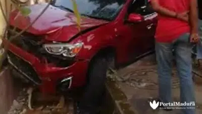 Mobil Outlander Sport Tabrak Pemotor hingga Seruduk Pagar Rumdis Bupati Sumenep