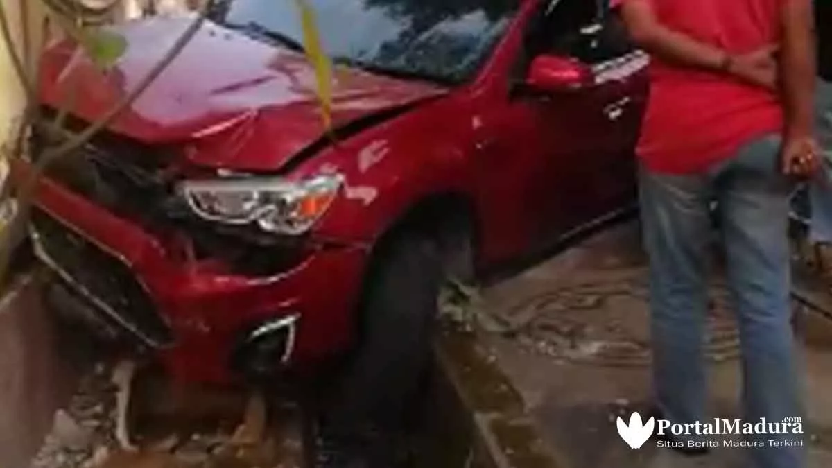 Mobil Outlander Sport Tabrak Pemotor hingga Seruduk Pagar Rumdis Bupati Sumenep
