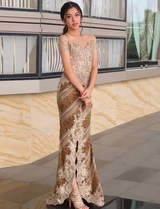 Inspirasi Model Kebaya Brokat Terbaru - Portalmadura.com kebaya off the soulder dengan rok batik model slit