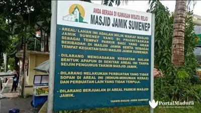 Papan berisi peringatan di pojok sebelah selatan depan Masjid Jamik Keraton Sumenep (@portalmadura.com)