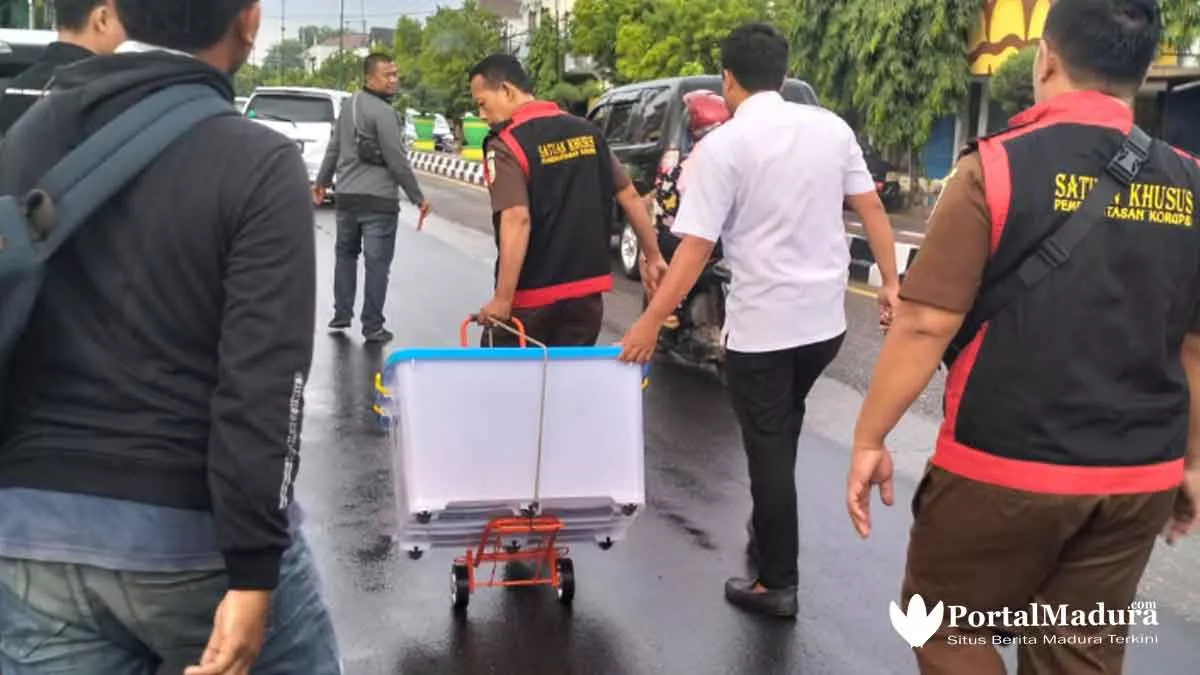 Dugaan Korupsi Sumenep, Tim Kejari Sita Ratusan Dokumen PT Sumekar