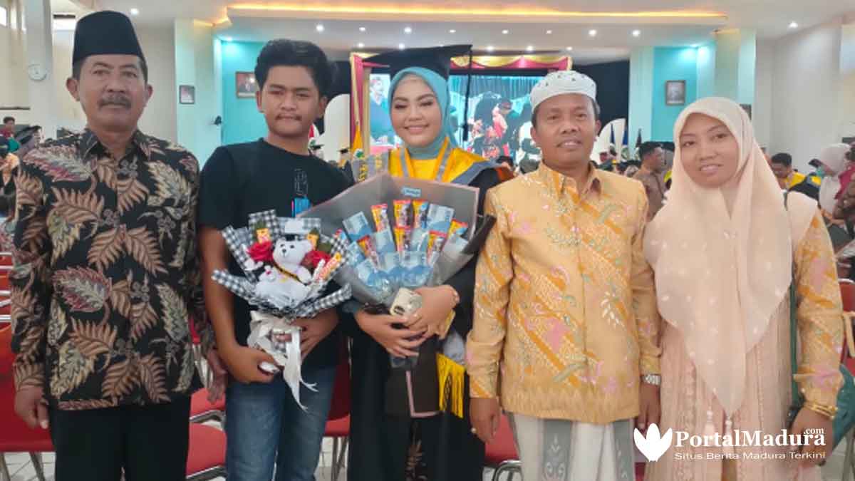 Kades Gadu Barat Apresiasi Warganya Raih Wisudawati Terbaik STKIP PGRI Sumenep