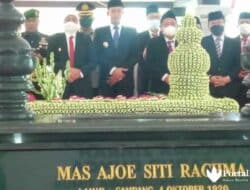 Khofifah Tabur Bunga di Makam Mantan Gubernur Jatim