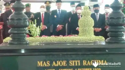 Khofifah Tabur Bunga di Makam Mantan Gubernur Jatim