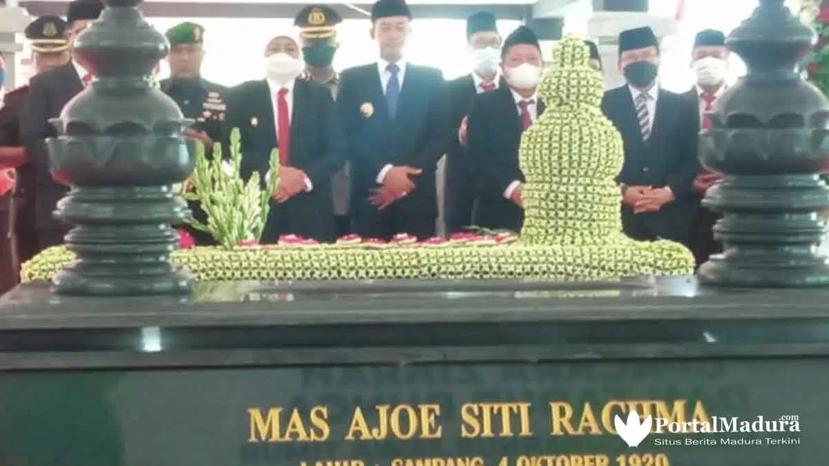 Khofifah Indar Parawansa didampingi sejumlah pejabat tabur bunga di Makam Mantan Gubernur Jatim