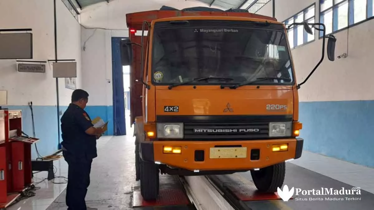 Kondisi Roda Tak Standar, Uji Kir Kendaraan di Sampang Langsung Ditolak