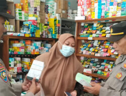 Polisi Sampang Sidak Obat Sirup Anak di Apotek