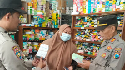 Polisi Sampang Sidak Obat Sirup Anak di Apotek