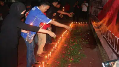 Nyalakan Lilin, Tabur Bunga dan Doa Suporter Sumenep untuk Tragedi Kanjuruhan