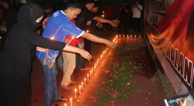 Nyalakan Lilin, Tabur Bunga dan Doa Suporter Sumenep untuk Tragedi Kanjuruhan