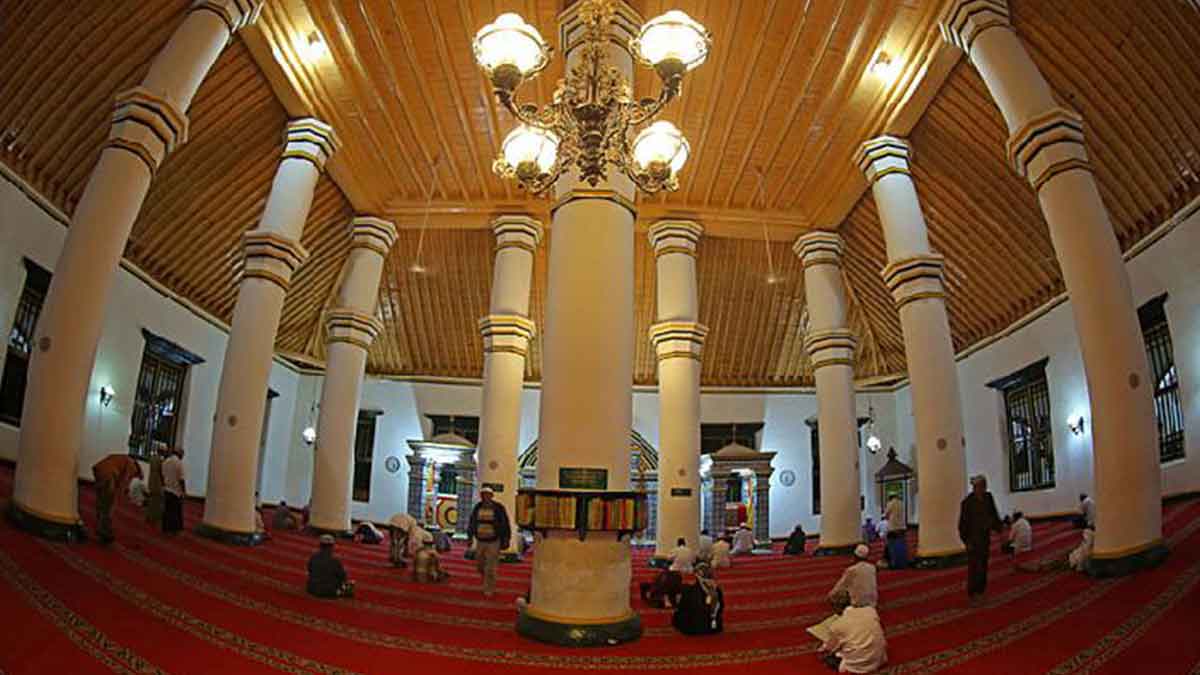 10 Masjid Bersejarah di Indonesia, Ada Baiturrahman Aceh - Masjid Jamik Sumenep