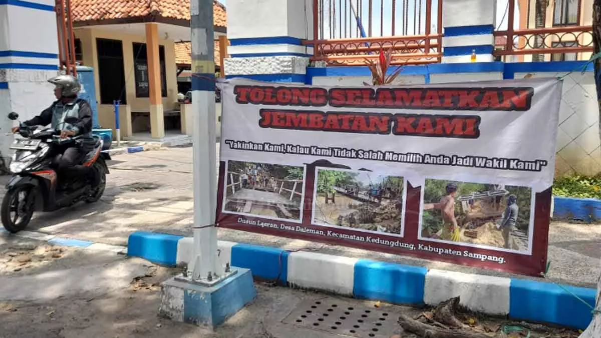 Bentangkan Banner, Warga Minta Tolong Selamatkan Jembatan Rusak