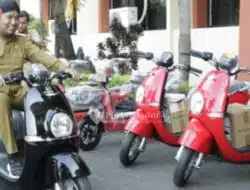 Bupati Sumenep Test Drive, Motor Listrik Jadi Kendaraan Dinas