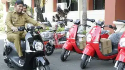 Bupati Sumenep Test Drive, Motor Listrik Jadi Kendaraan Dinas