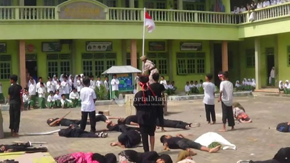Drama Kolosal, Siswa MI di Sumenep Gambarkan Adegan Bung Tomo Lawan Penjajah