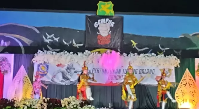 Pertunjukan Topeng Dalang Gempur Rokok Ilegal