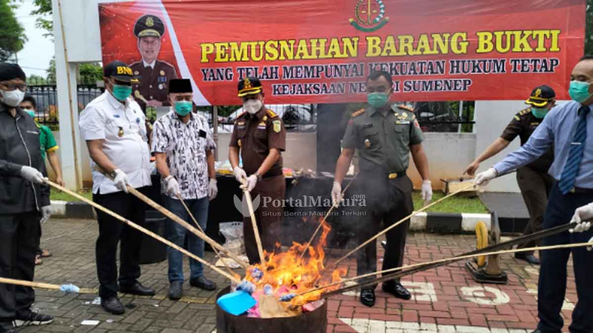 Kejari Sumenep Musnahkan Barang Bukti