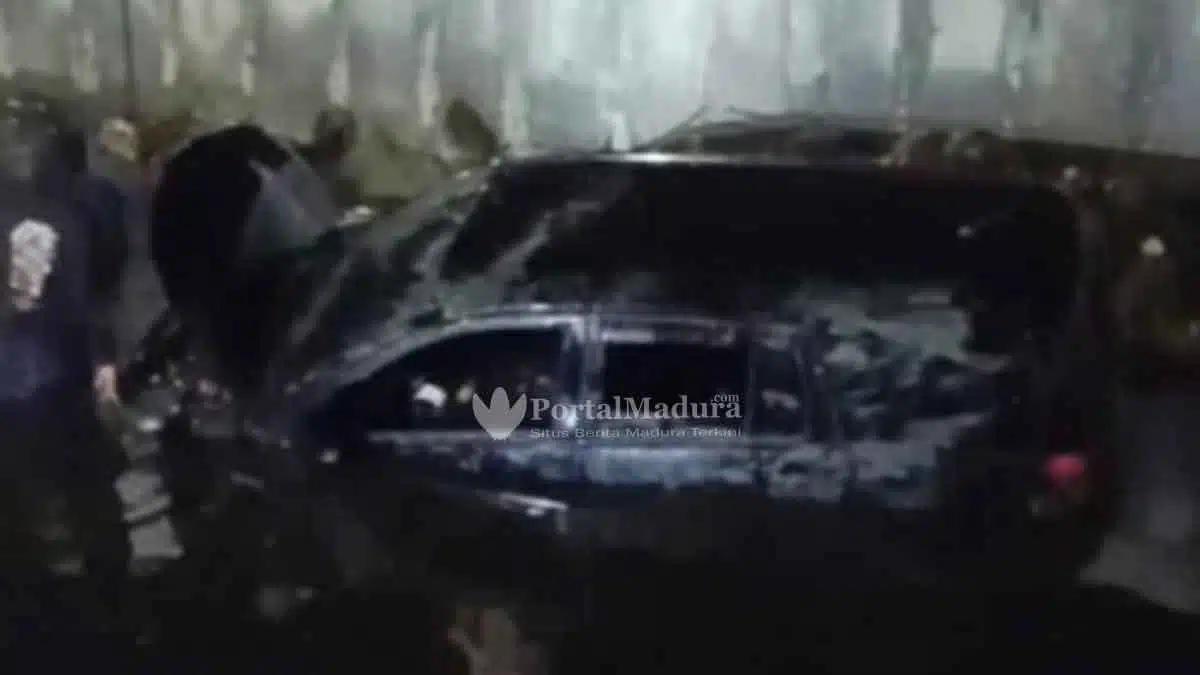 Mobil Xenia Tercebur Parit
