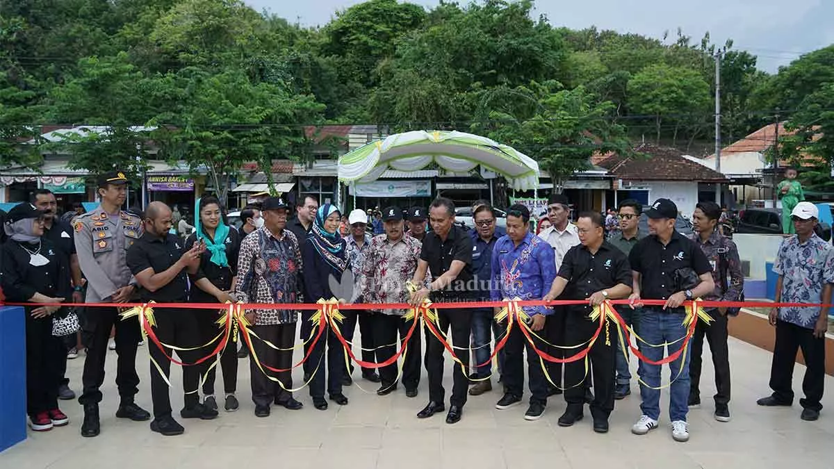 Petronas Resmikan 2 Program CSR di Sampang dan Tanam Bibit Mangrove