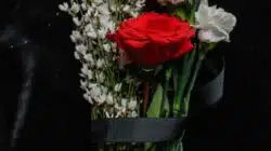 Pita Hitam Melingkari Bolaku