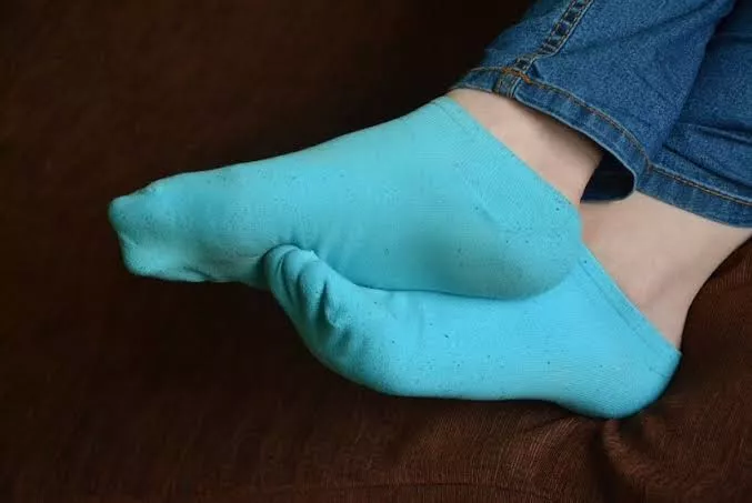 Waspada! Kenali 3 Masalah Kesehatan yang Bisa Muncul Saat Pakai Kaus Kaki Basah