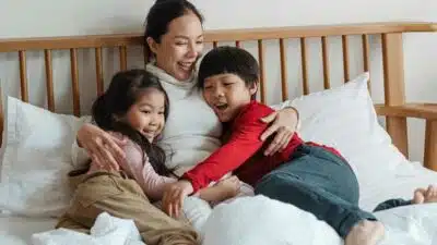 7 Manfaat Pelukan, Dapat Mengurangi Rasa Sakit dan Bikin Awet Muda