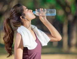 Bahaya, Berhenti Meminum Air Dengan Cara Berdiri