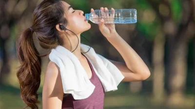 Bahaya, Berhenti Meminum Air Dengan Cara Berdiri