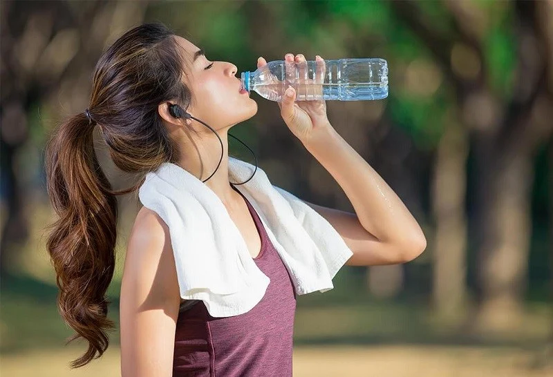 Bahaya, Berhenti Meminum Air Dengan Cara Berdiri