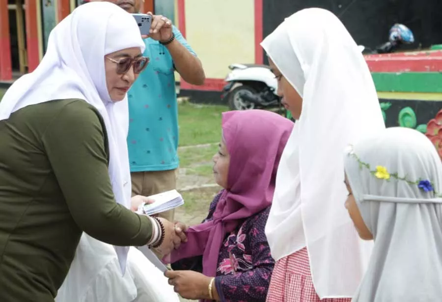 Wakil Bupati Sumenep Dewi Khalifah (kiri) menyerahkan bantuan hasil pengumpulan ZIS Baznas setempat kepada penyandang disabilitas di Lapangan Gotong Royong di Kecamatan Kota, beberapa waktu lalu. (IST/PEMKAB SUMENEP)