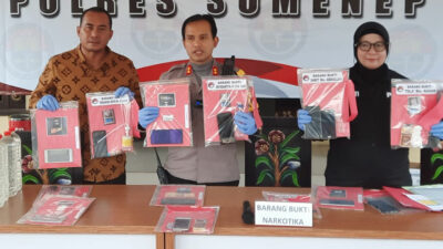 Kapolres Sumenep AKBP Edo Satya Kentriko (tengah) menunjukkan sebagian barang bukti pengungkapan kasus narkoba 2022 dalam konferensi pers akhir tahun di Mapolres Sumenep, Jumat (30/12).